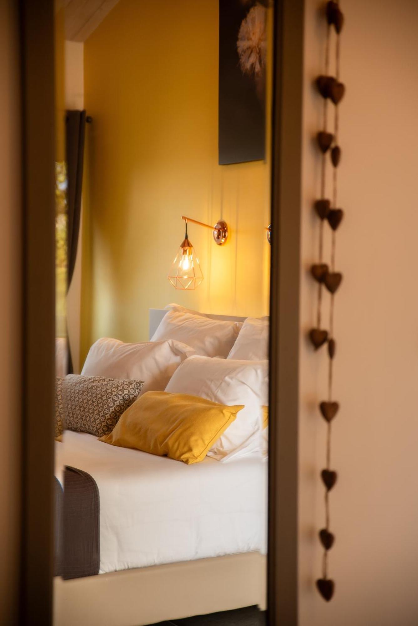 Bed and Breakfast Domaine Forvent à Saint-Julien-de-Peyrolas Extérieur photo
